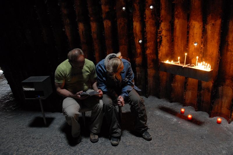 Besucher in der Bruder Klaus Kapelle