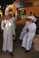 Besucher in Nizwa