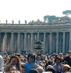 Besucher zur Papstaudienz am Petersplatz in Rom