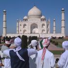 Besuchergruppe am Taj Mahal in Agra, Indien