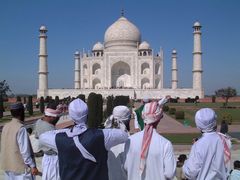 Besuchergruppe am Taj Mahal in Agra, Indien