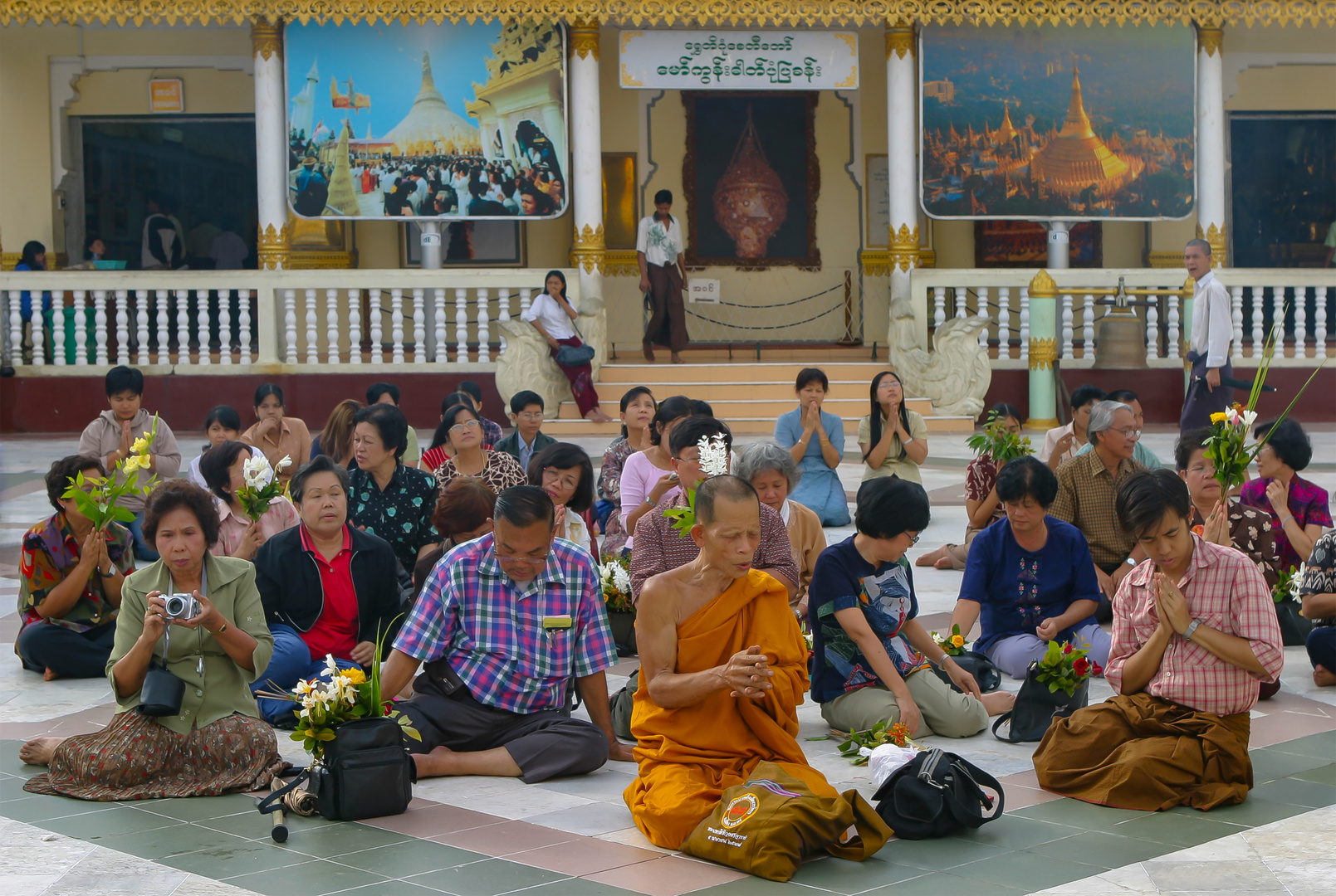 Besuchergruppe in der Shwedagon-Pagode