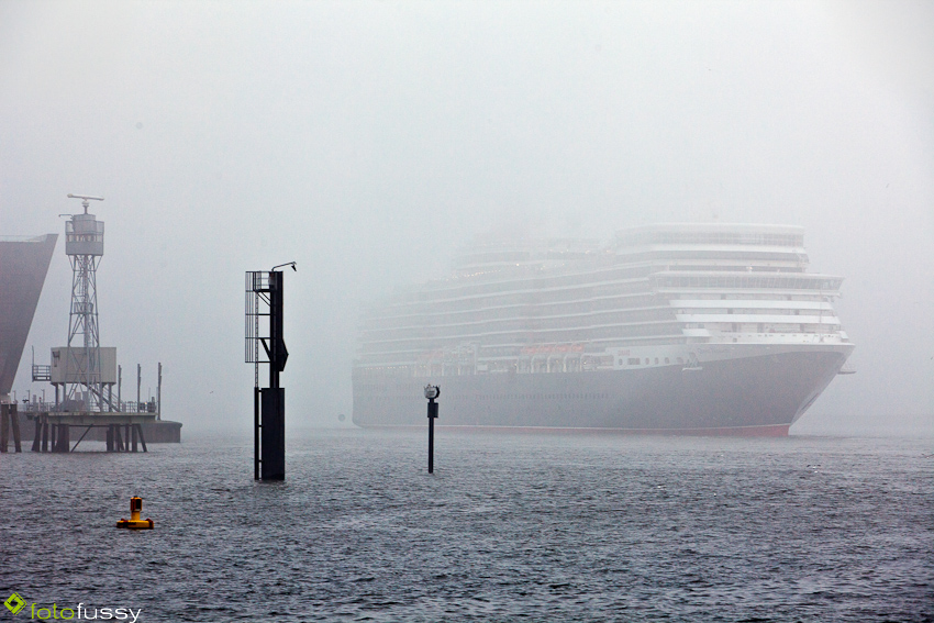 Besucherin im Nebel