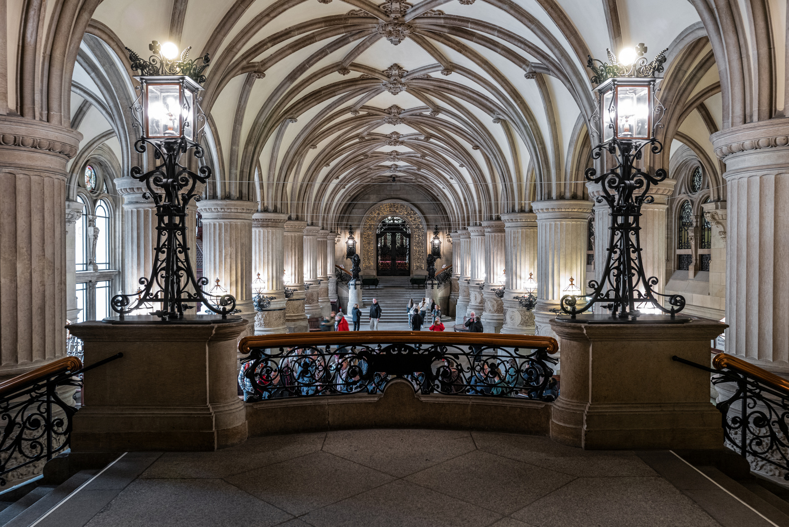 Besucher:innen im Rathaus Foyer