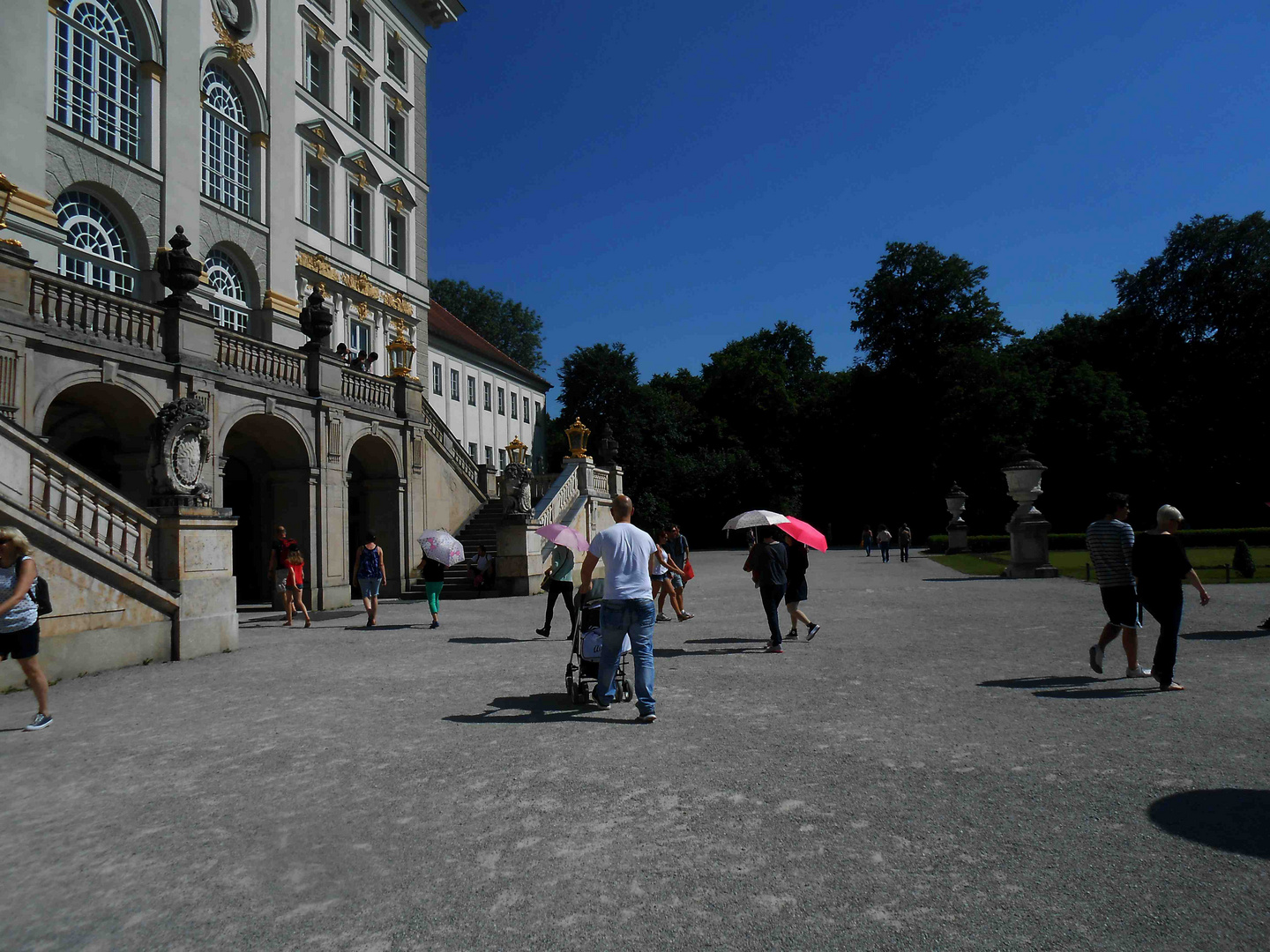 Besucher/innen im Schloßpark