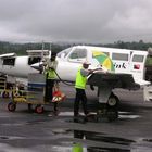 betanken eines flugzeugs bei regen