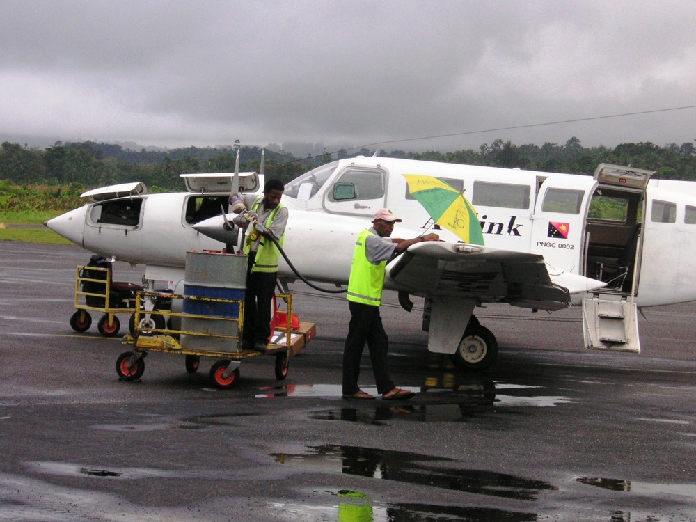 betanken eines flugzeugs bei regen