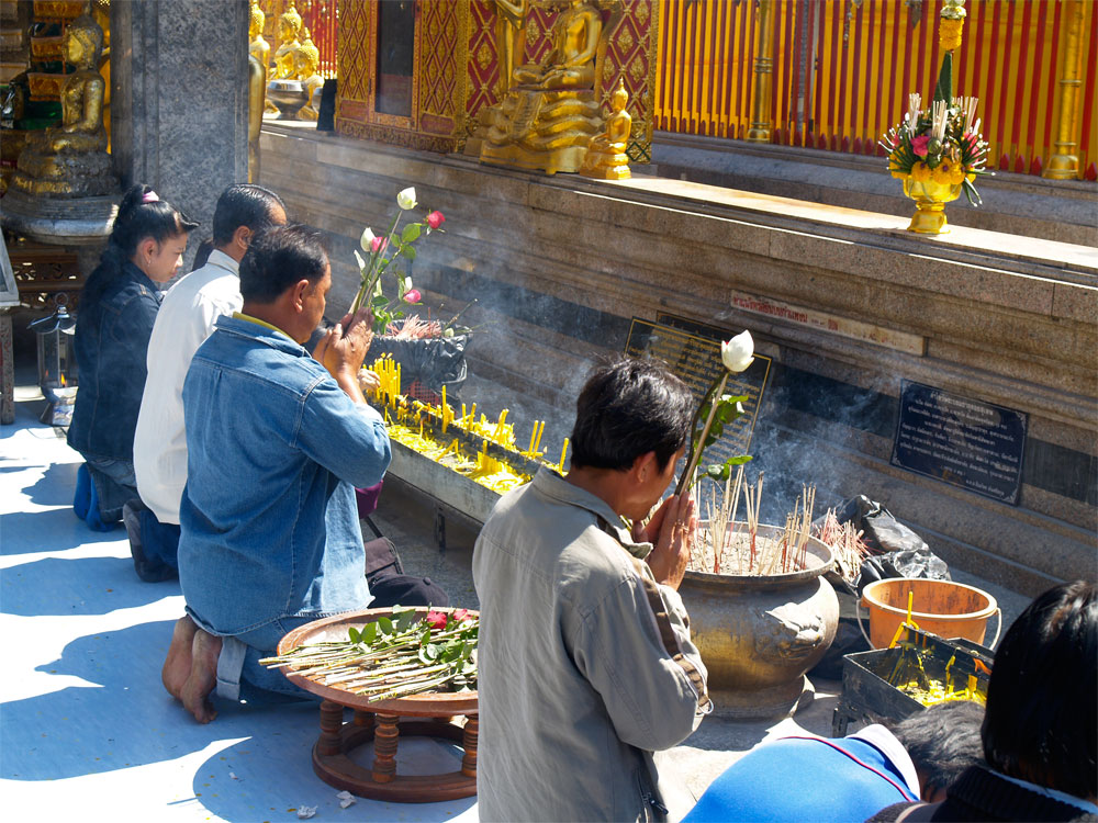 Betende am Doi Suthep Tempel in Chiangmai