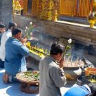 Betende am Doi Suthep Tempel in Chiangmai