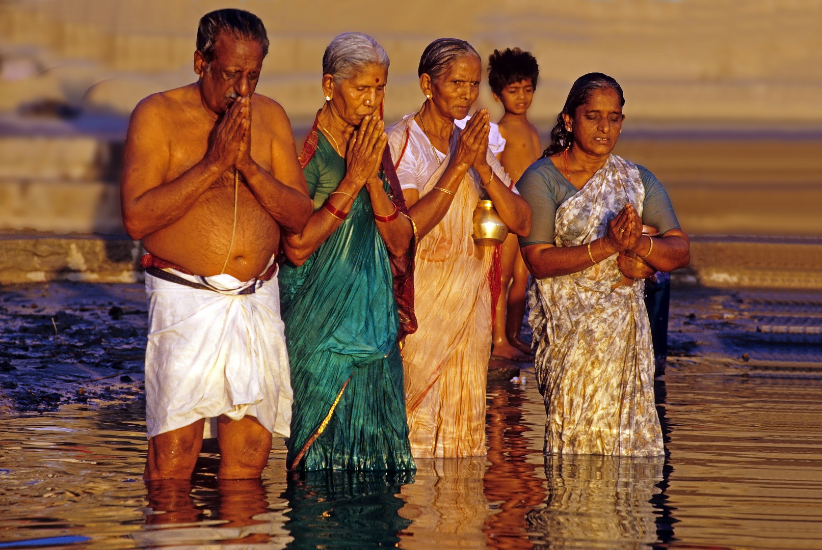 Betende bei Sonnenaufgang im Ganges von Varanasi 