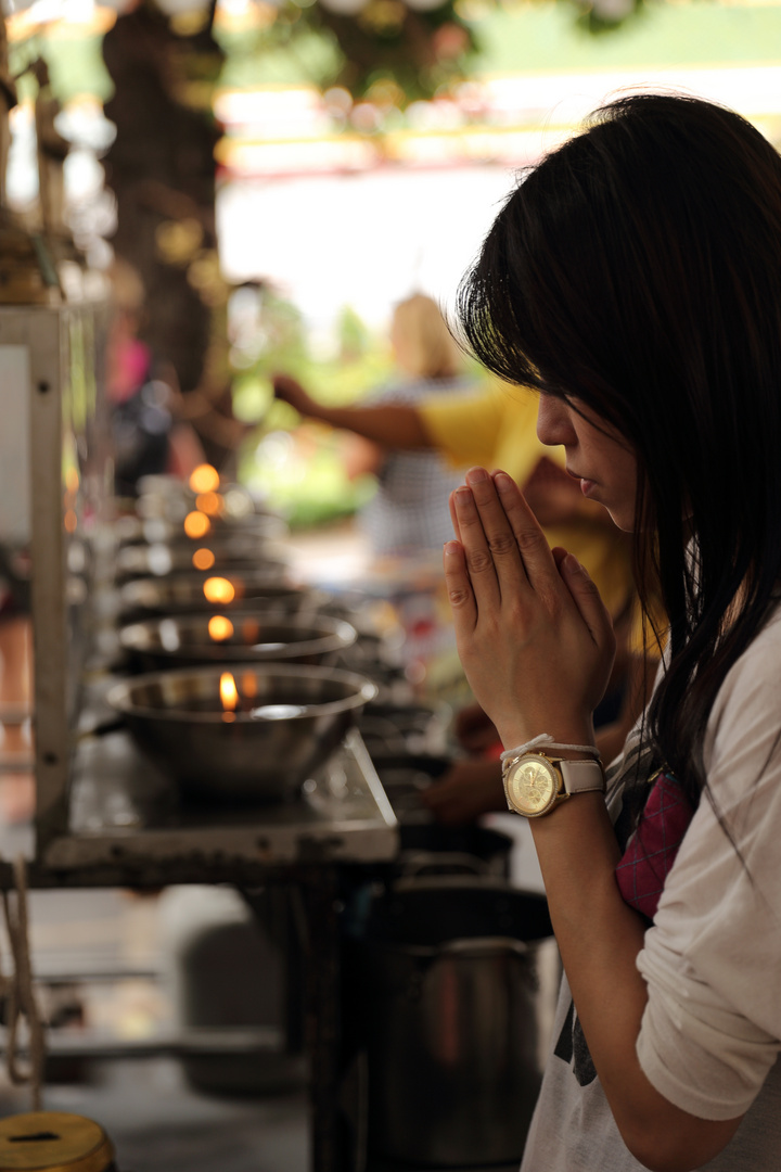 Betende Frau in Thailand Bangkok