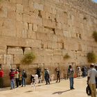 betende jüdische Menschen und Besucher aus aller Welt an der Klagemauer