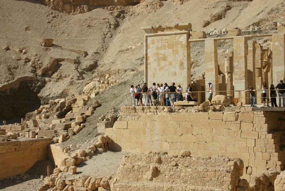 (Betende) Touristen vor der Hathor-Kapelle in der Hatschepsut-Tempelanlage!