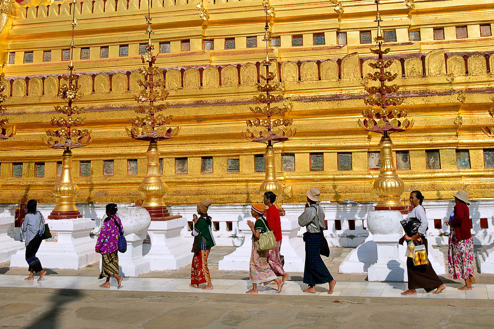 Betende umkreisen Shwedagon Pagode / praying people rounding Shwedagon pagoda