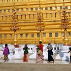 Betende umkreisen Shwedagon Pagode / praying people rounding Shwedagon pagoda