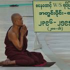 Betender burmesischer Mönch