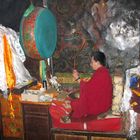 Betender Mönch im Kloster Drepung- Tibet