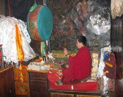 Betender Mönch im Kloster Drepung- Tibet