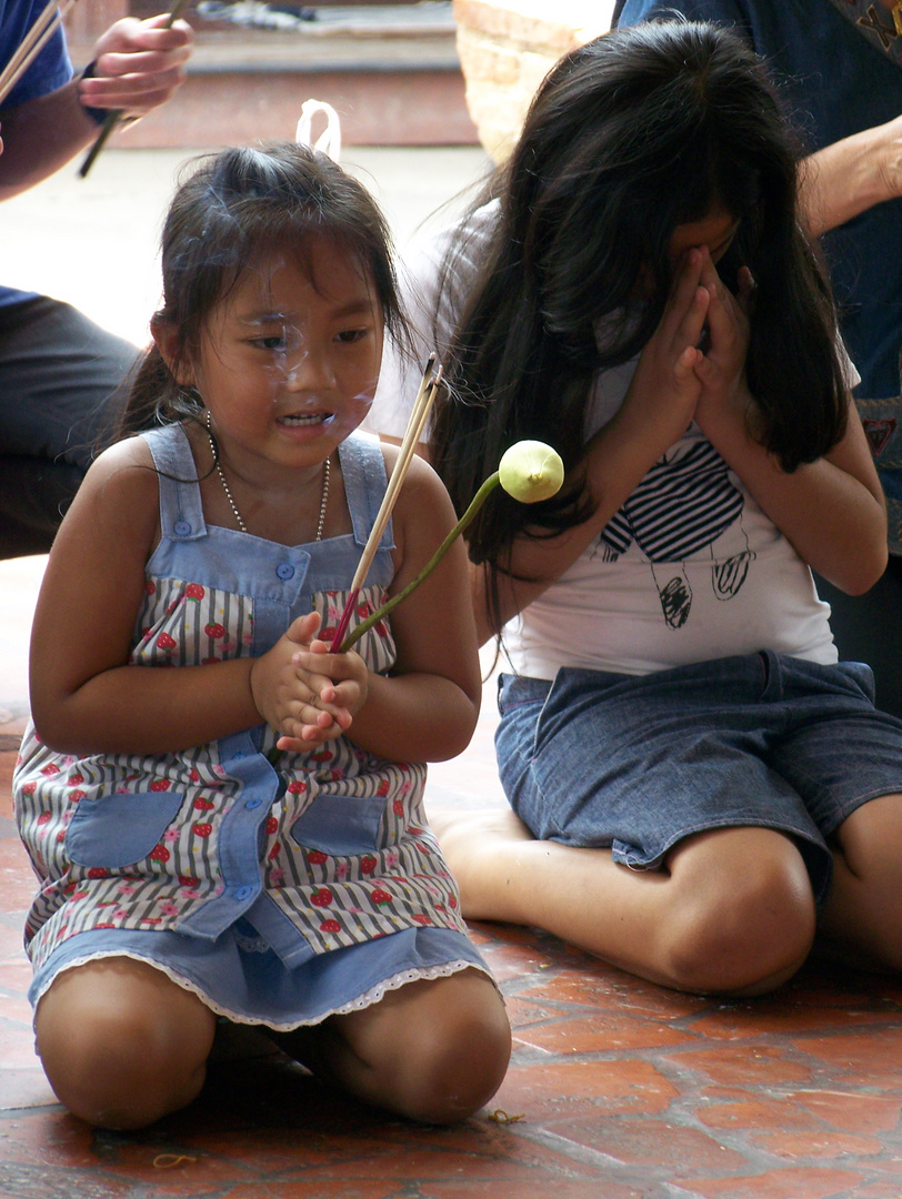 betendes Mädchen in Ayutthaya