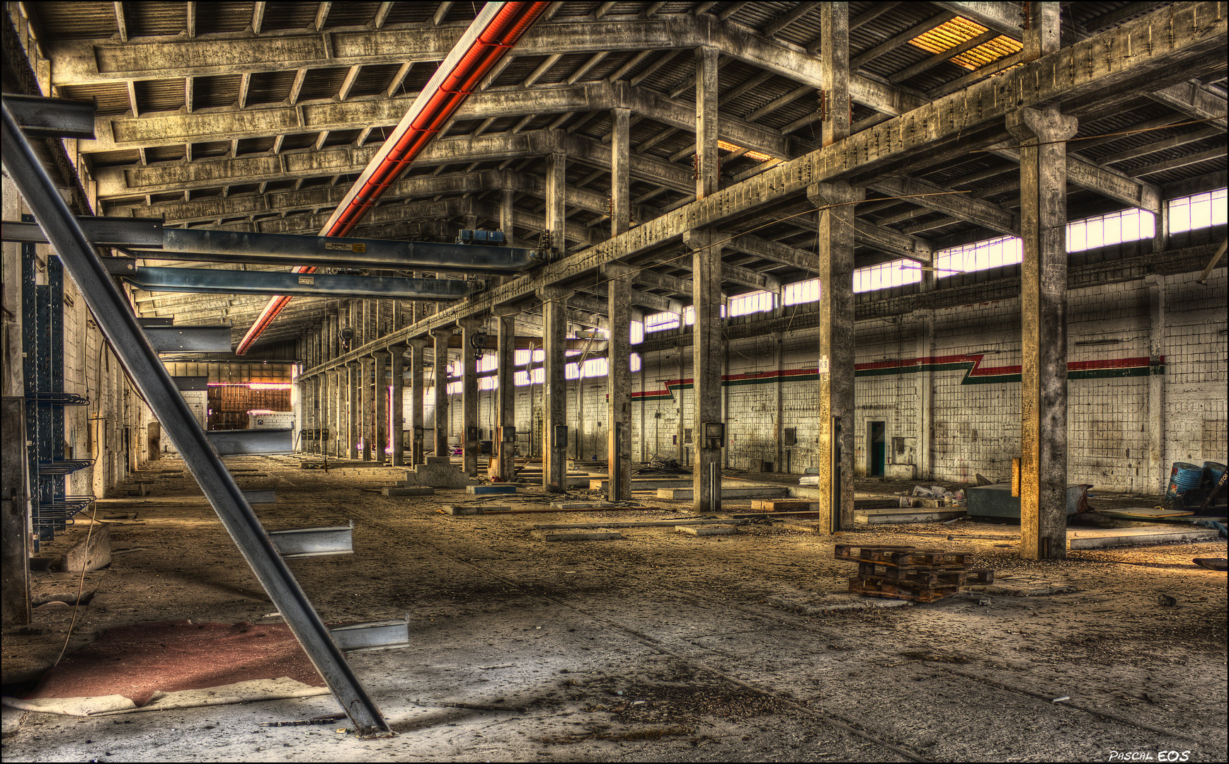 ...Beton-Fertigbauteil-Halle oder so ähnlich...