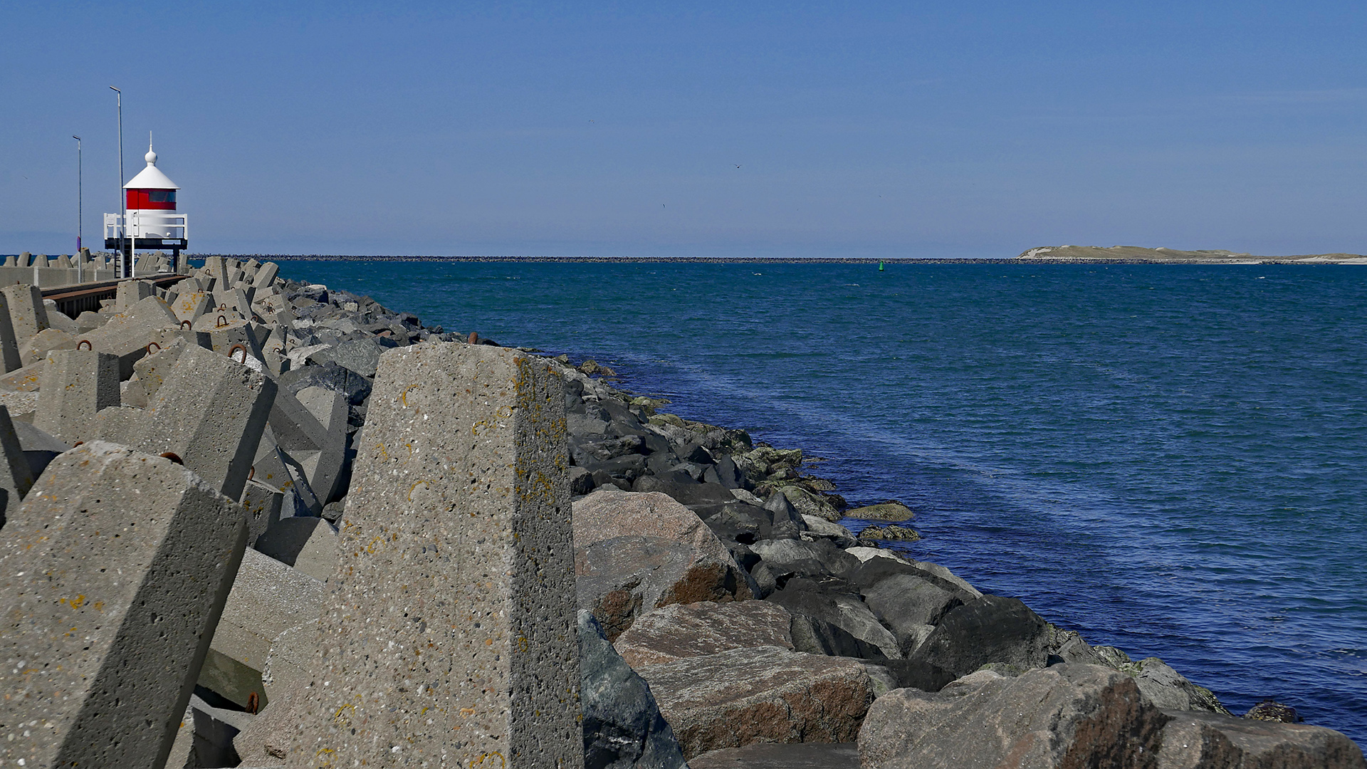 Beton im Einsatz beim Küstenschutz am Hafen von Thyborøn (Midtjylland, DK)