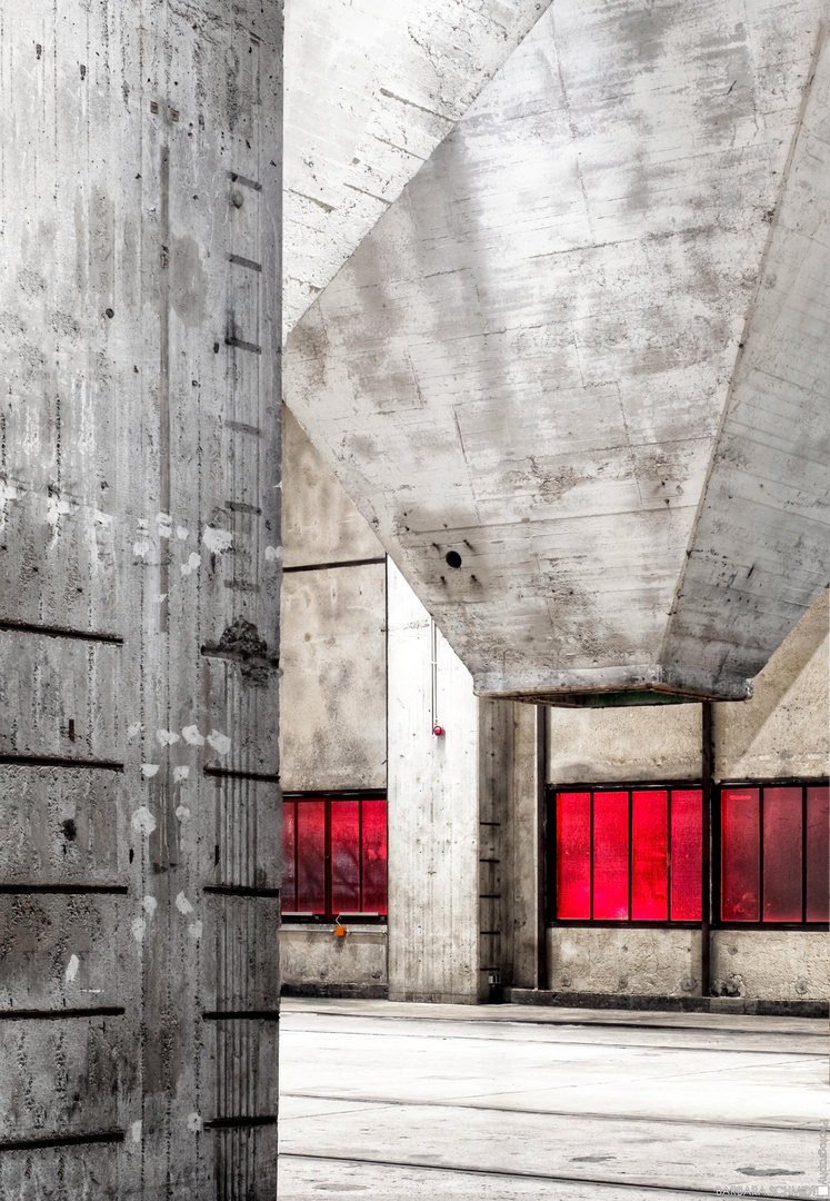 Beton + rote Fenster