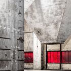 Beton + rote Fenster