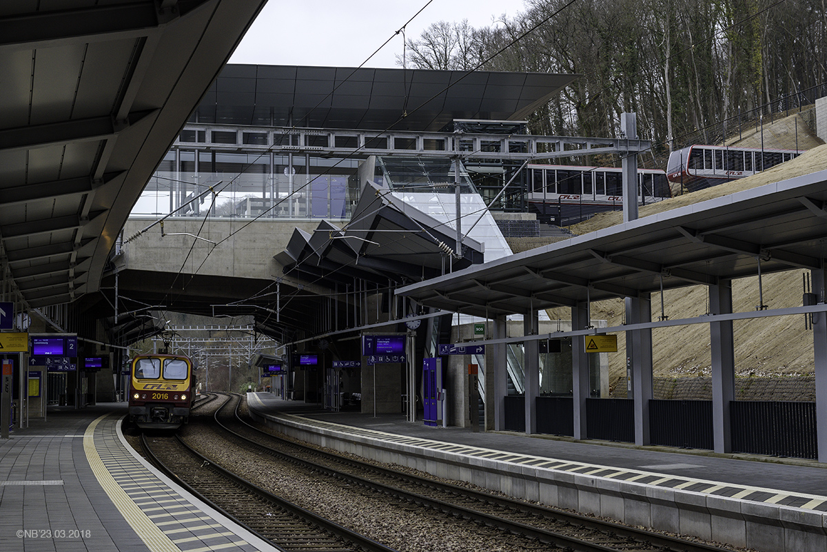 Beton und Glaspalast am Hang