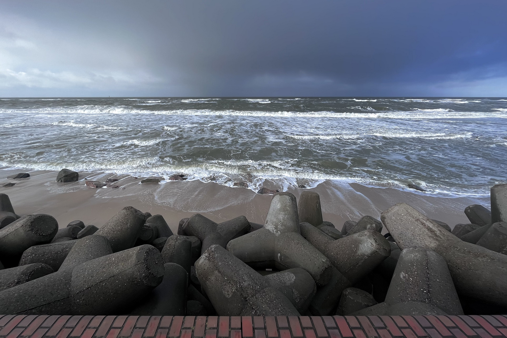 Beton-Ypsilone vor und hinter Sylter Welle. 