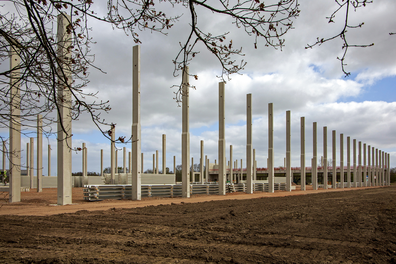 Betonlandschaft. Stützen für eine weitere Lagerhalle . . ., Bremen