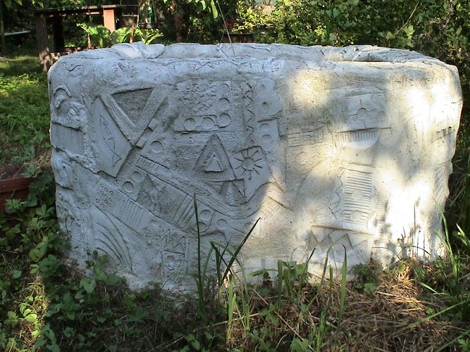 Betonskulptur in Naturumgebung