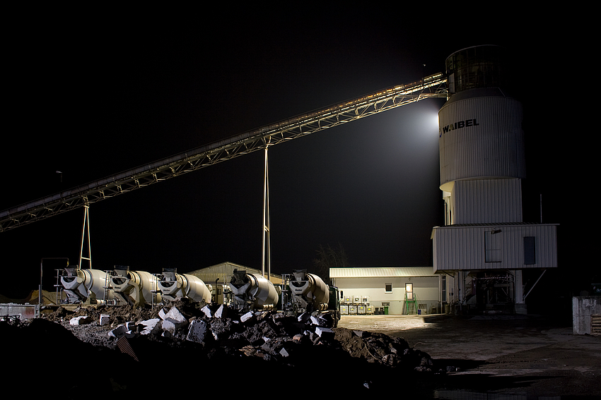 Betonwerk bei Nacht