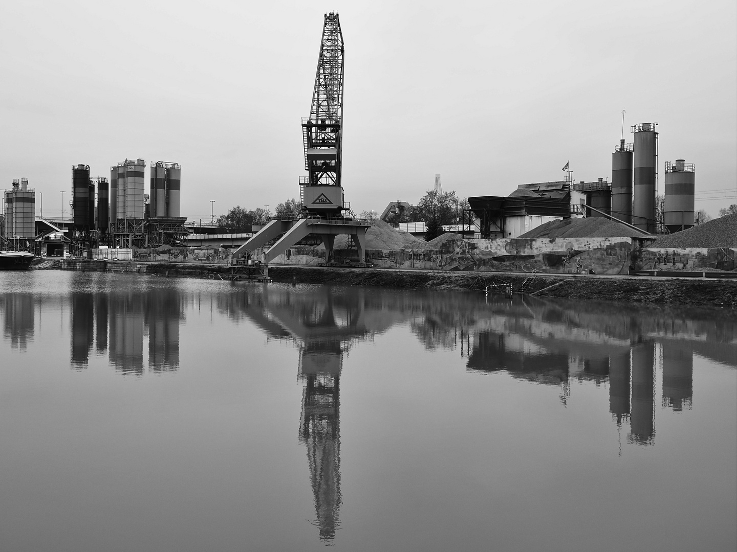 Betonwerk im Mannheimer Hafen