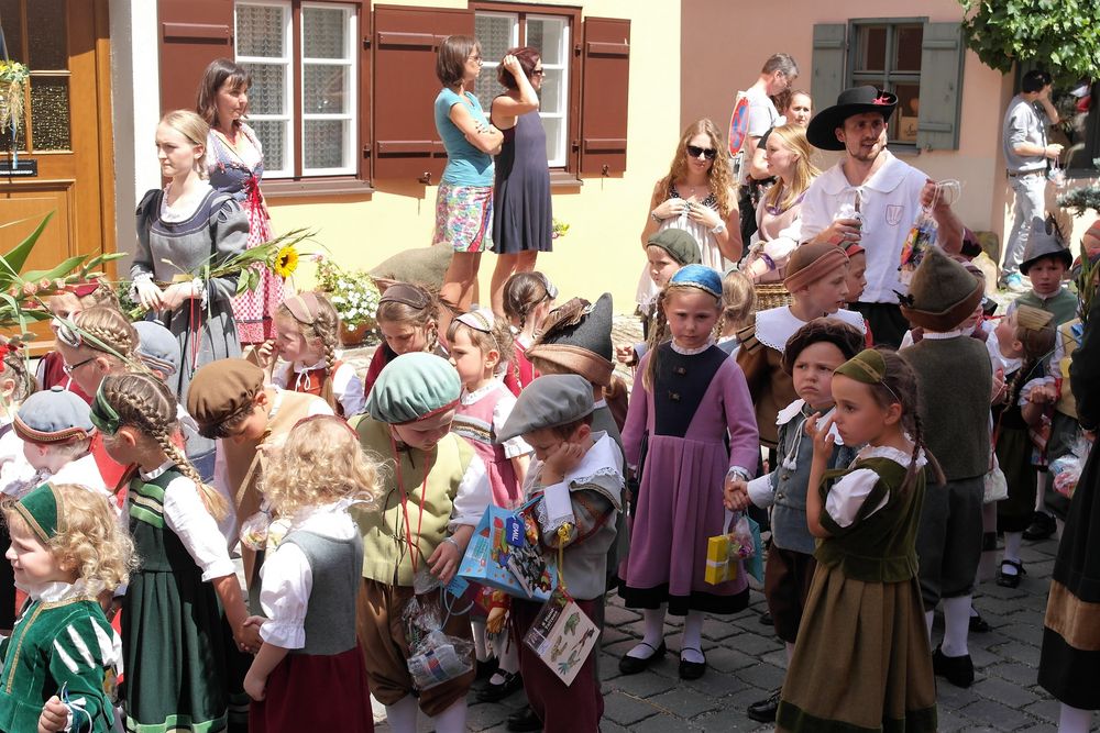 Betrachten der Geschenke  Kinderzeche Dinkelsbühl 2016