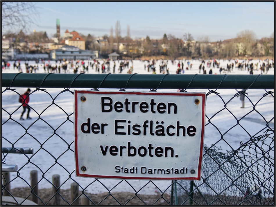 Betreten der Eisfläche verboten.