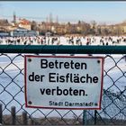 Betreten der Eisfläche verboten.