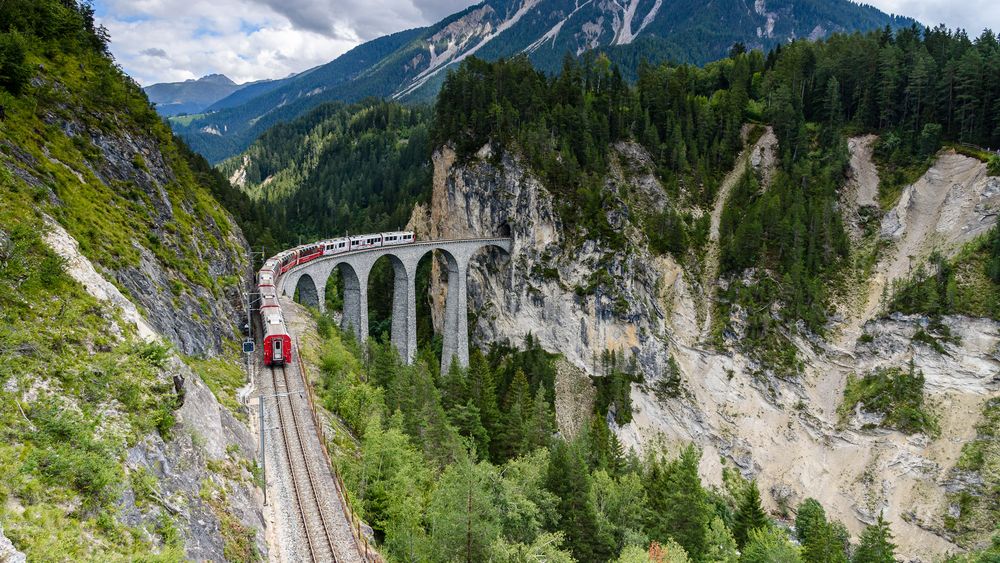 Betrieb auf dem Landwasserviadukt