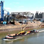 Betrieb im Niehler Hafen Köln