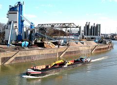 Betrieb im Niehler Hafen Köln