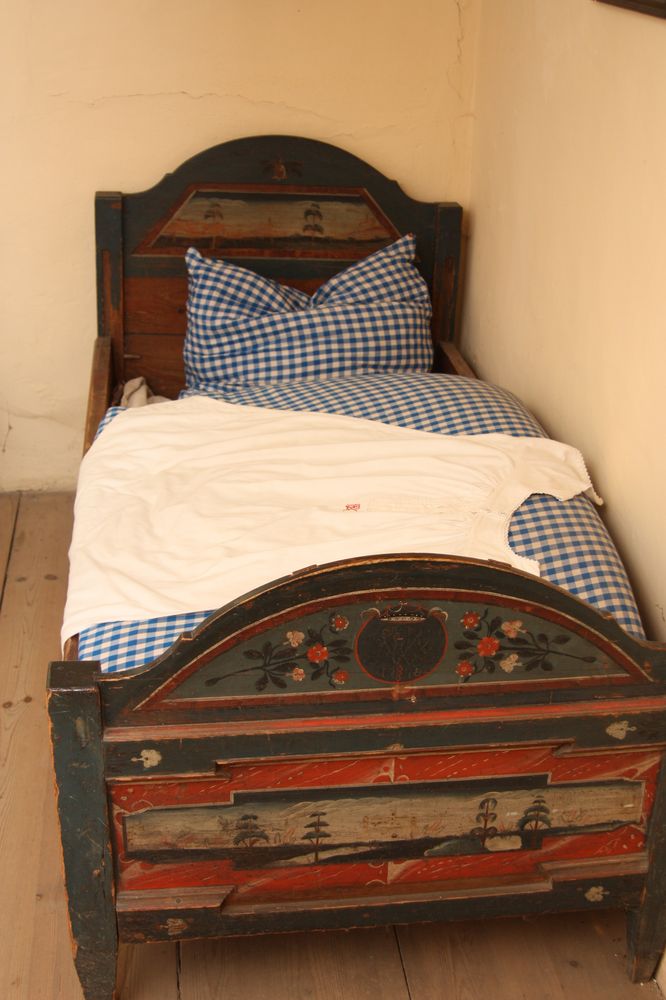 Bett und Nachthemd der Bäuerin