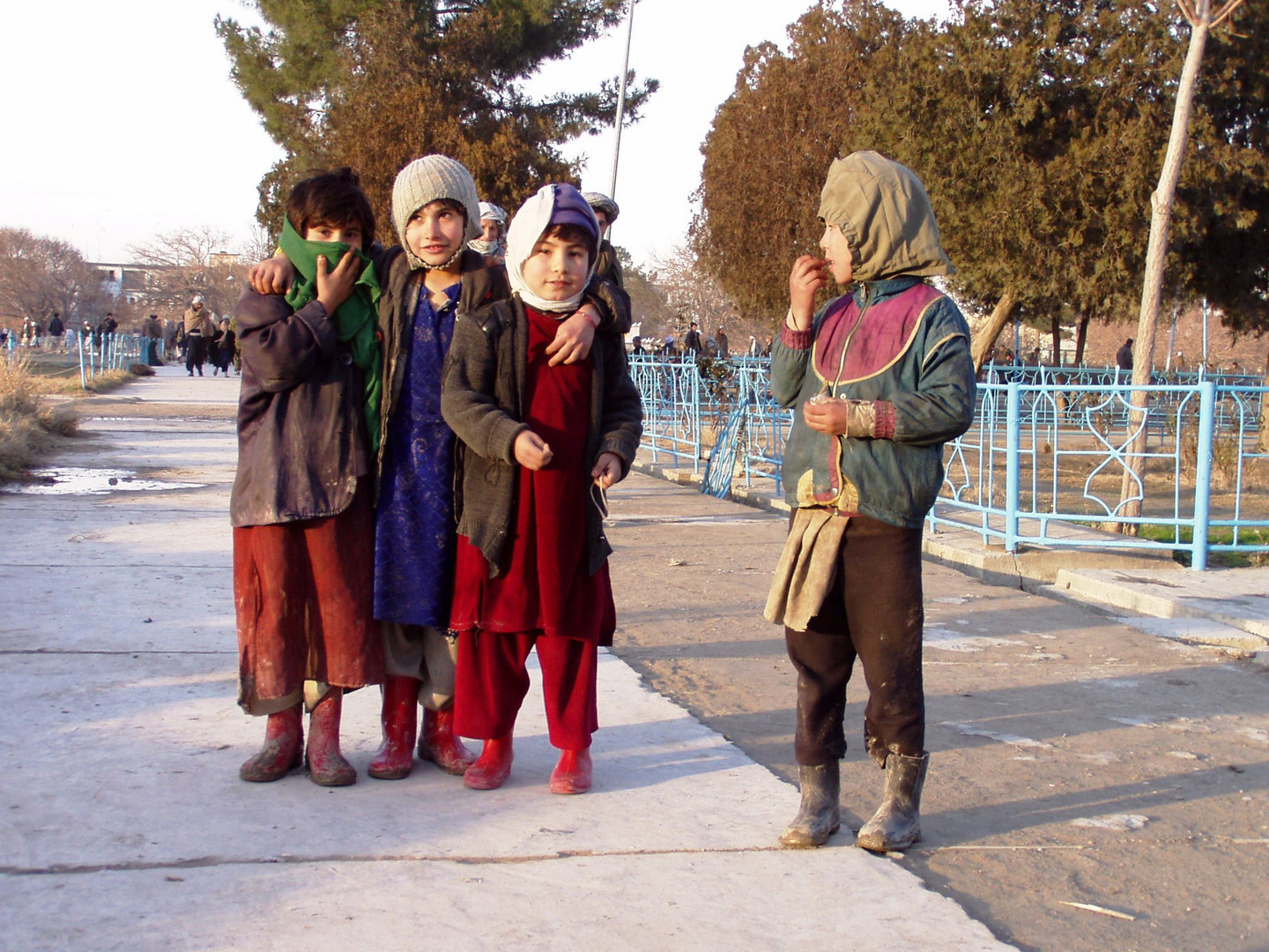 Bettelnde Mädchen an der blauen Moschee in Mazar-i-Sharif