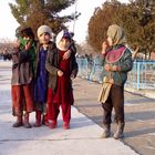 Bettelnde Mädchen an der blauen Moschee in Mazar-i-Sharif