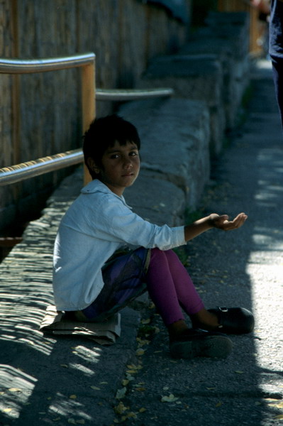 Bettelndes Kind in Mohacs, Bosnien