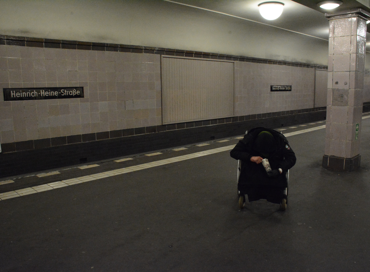 Bettler in der Berliner U-Bahn