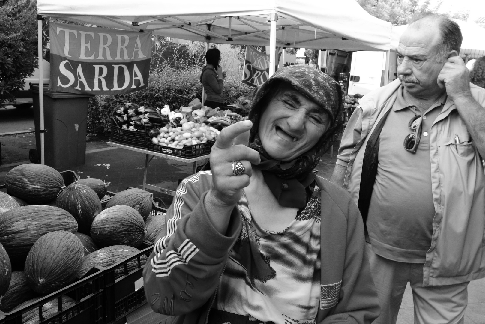 Bettlerin auf einem Markt auf Sardinien