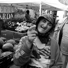 Bettlerin auf einem Markt auf Sardinien