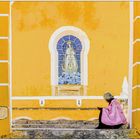 Bettlerin vor dem Fenster der Madonna von Guadalupe