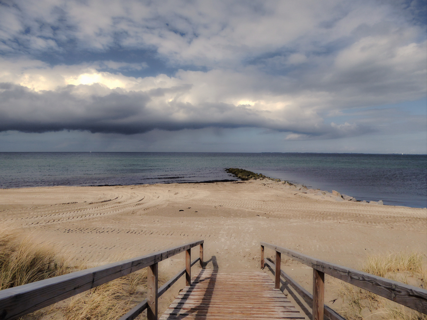 Beunruhigender Himmel über unbeeindruckter Ostsee.