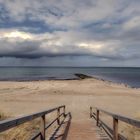 Beunruhigender Himmel über unbeeindruckter Ostsee.