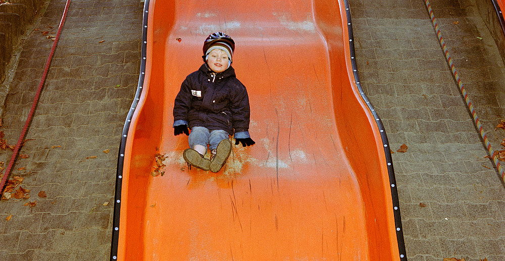 Bevölkerter Spielplatz im Herbst - Abwärts